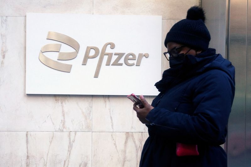 &copy; Reuters. FILE PHOTO: A person walks past the Pfizer building in Manhattan, New York City, U.S., March 2, 2021. REUTERS/Carlo Allegri/File Photo