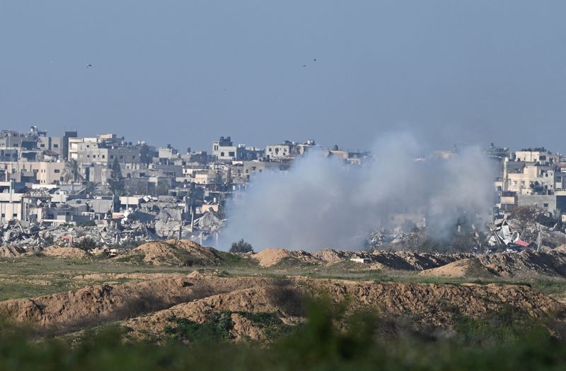 © Reuters. دخان يتصاعد في وسط قطاع غزة، وسط الصراع المستمر بين إسرائيل وحركة المقاومة الإسلامية الفلسطينية (حماس)، كما يظهر من إسرائيل يوم الأربعاء. تصوير: ديلان مارتينيز - رويترز.