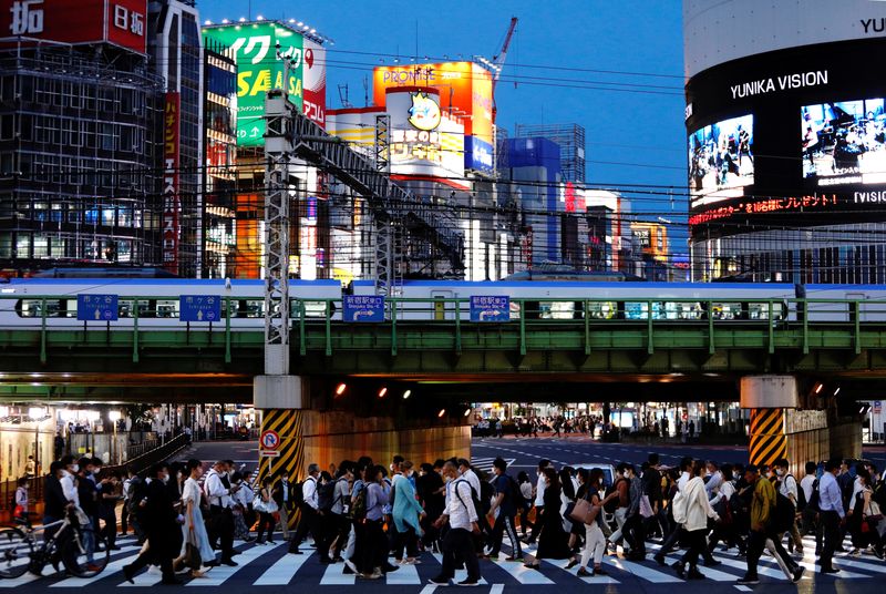© Reuters. People cross a road in Shinjuku, Tokyo, Japan, June 3, 2021. REUTERS/Androniki Christodoulou/File photo