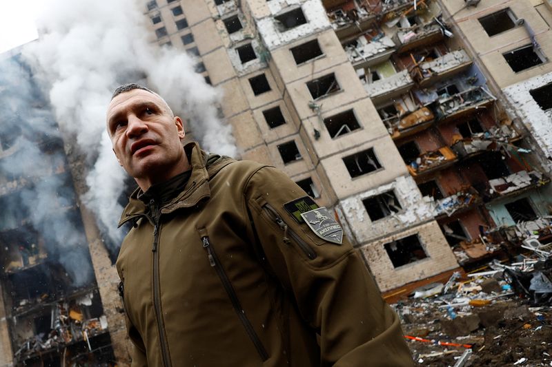 &copy; Reuters. رئيس بلدية كييف فيتالي كليتشكو خلال زيارته لمبنى سكني متضرر جراء القص الروسي على أوكرانيا في كييف يوم الثاني من يناير كانون الثاني 2024. تصوير