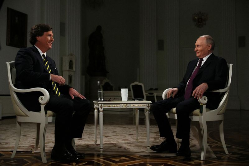 &copy; Reuters. الرئيس الروسي فلاديمير بوتين خلال مقابلة مع المحاور الأمريكي تاكر كارلسون في موسكو في السادس من فبراير شباط 2024. صورة لرويترز من وكالة سبوتن