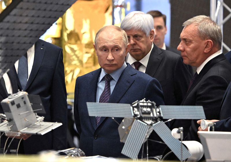 &copy; Reuters. Le président russe Vladimir Poutine, accompagné du chef de la société spatiale Roscosmos, Youri Borisov, visitant le centre de la société de fusées et de l'espace "Energia" à Korolyov, près de Moscou, Russie. /Photo prise le 26 octobre 2023/REUTE