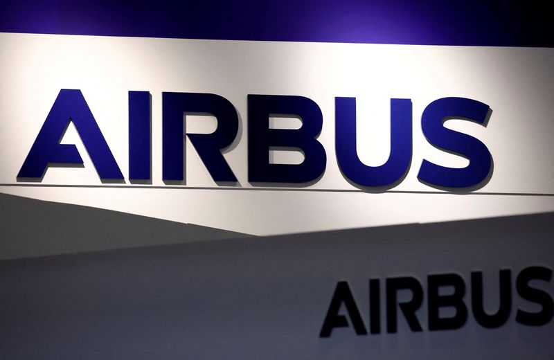 &copy; Reuters. Des logos d'Airbus au Milipol Paris, le salon mondial dédié à la sécurité intérieure, à Villepinte près de Paris, en France. /Photo prise le 15 novembre 2023/REUTERS/Sarah Meyssonnier