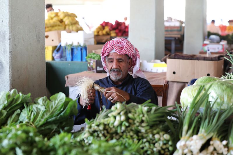 © Reuters. بائع خضراوات في أحد الأسواق بالقطيف في السعودية. صورة من أرشيف رويترز.
