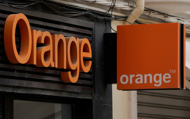 &copy; Reuters. FOTO DE ARCHIVO: El logotipo de Orange en la fachada de una tienda en Ronda, España, 3 de octubre de 2022. REUTERS/Jon Nazca