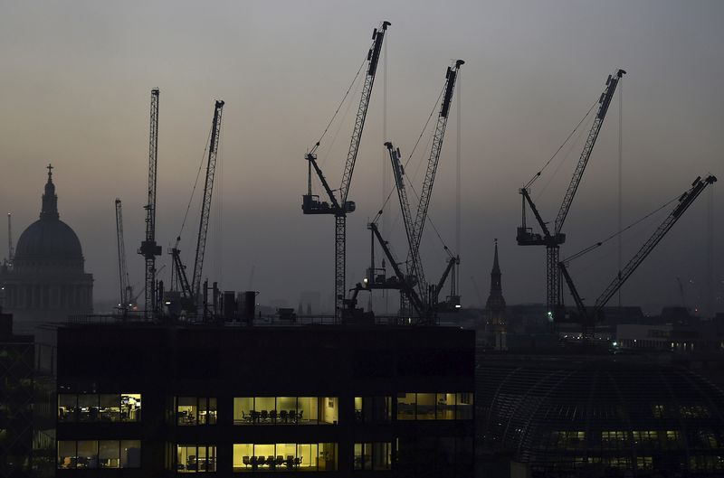 &copy; Reuters. Des bureaux au crépuscule devant la cathédrale Saint-Paul et des grues de construction à Londres, en Grande-Bretagne. /photo prise le 2 novembre 2015/REUTERS/Toby Melville