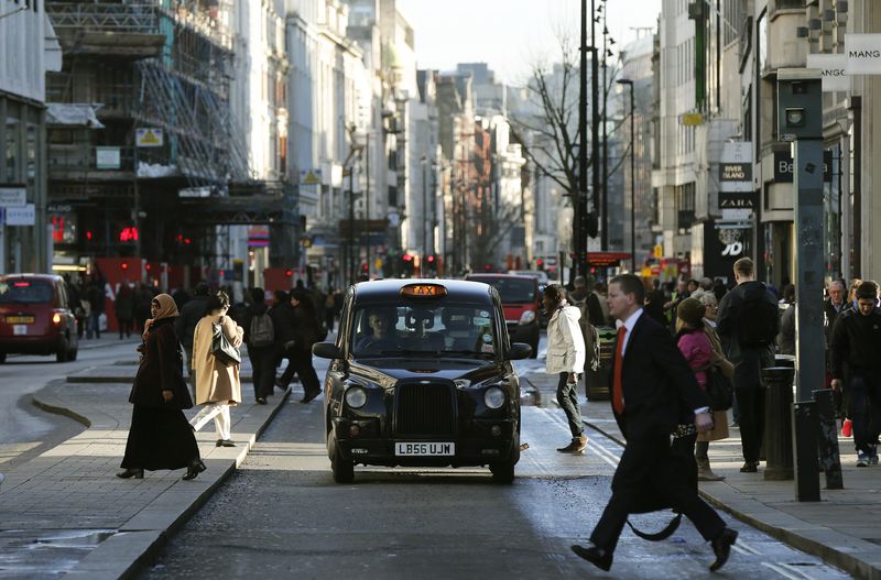 © Reuters. A taxi travels along Oxford Street during a bus strike in London January 13, 2015.  REUTERS/Suzanne Plunkett/File Photo