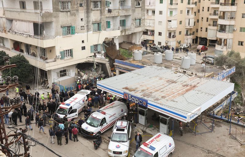 &copy; Reuters. أشخاص يتجمعون بالقرب من سيارات إسعاف في موقع تعرض لأضرار نتيجة ما تقول قوات الأمن إنه هجوم إسرائيلي في النبطية بجنوب لبنان يوم الخميس. تصوير