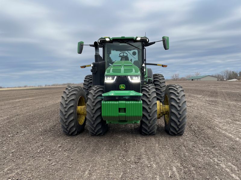 &copy; Reuters. Deere & Co. 8R autonomous tractor is pictured at Jensen Test Farm in Bondurant, Iowa, U.S., April 28, 2022. Picture taken April 28, 2022. REUTERS/Bianca Flowers/File Photo
