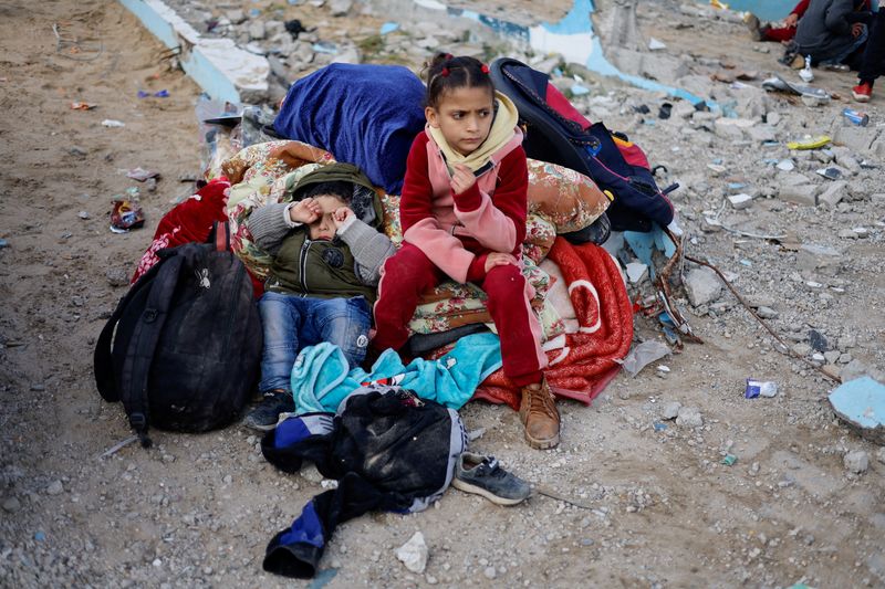 &copy; Reuters. Unos niños descansan al aire libre, mientras palestinos llegan a Rafah tras ser evacuados del hospital Nasser de Jan Yunis debido a la operación terrestre israelí, en el sur de la Franja de Gaza. 15 de febrero de 2024. REUTERS/Mohammed Salem 