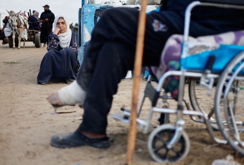 &copy; Reuters. Pacientes palestinos descansando a su llegada a Rafah tras ser evacuados del hospital Nasser de Jan Yunis debido a la operación terrestre israelí, en medio del actual conflicto entre Israel y Hamás, en el sur de la Franja de Gaza. 15 de febrero de 2024