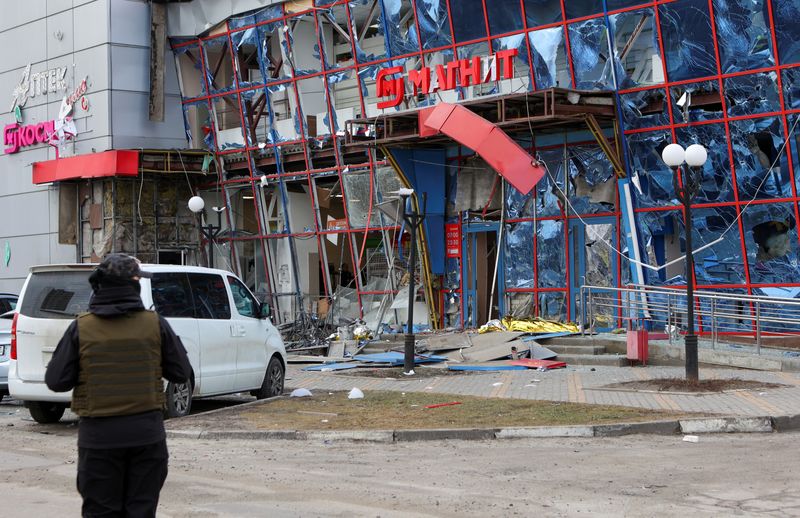 © Reuters. منظر للدمار الشديد الذي لحق بمركز تجاري قالت السلطات المحلية إنه تعرض لهجوم صاروخي أوكراني في مدينة بيلجورود بروسيا يوم الخميس. تصوير: رويترز.
