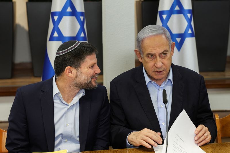 &copy; Reuters. FOTO DE ARCHIVO. El primer ministro israelí, Benjamin Netanyahu, habla con el ministro de Finanzas, Bezalel Smotrich, durante la reunión semanal del gabinete en el Ministerio de Defensa en Tel Aviv, Israel, el 7 de enero de 2024. REUTERS/Ronen Zvulun/Po
