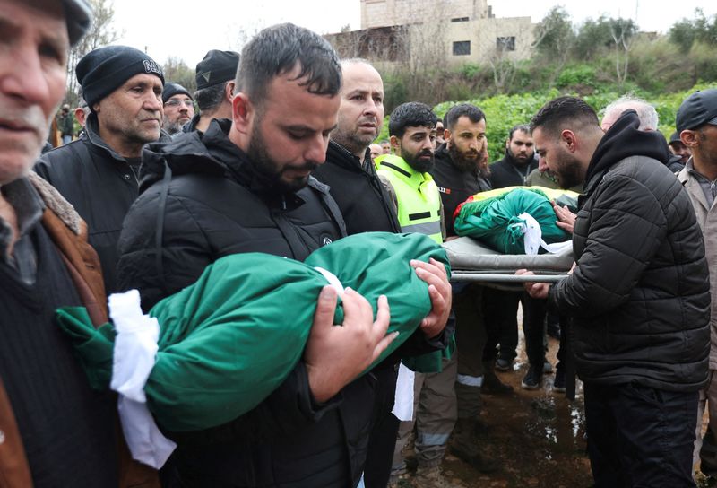 © Reuters. رجل يدعى جلال محسن يحمل جثمان ابنه خلال جنازته بالقنطرة في لبنان يوم الخميس والذي تقول مصادر أمنية إنه قتل جراء هجوم  إسرائيلي . تصوير: عزيز طاهر - رويترز.
