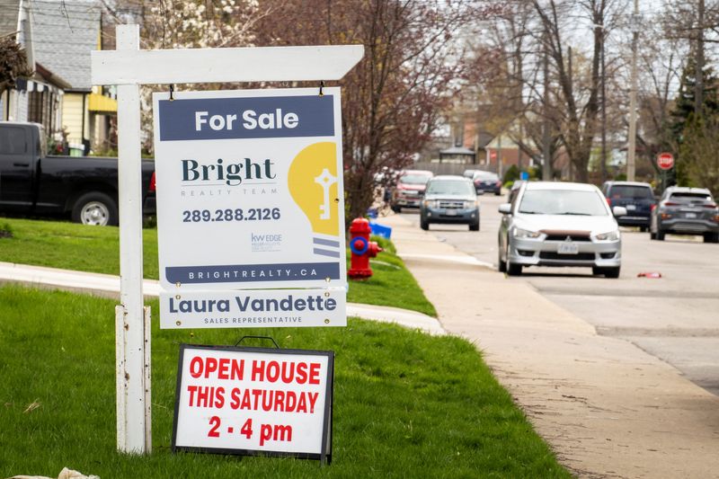 © Reuters. A home for sale on Emerald Street in Hamilton Ontario, Canada May 6, 2022.  REUTERS/Carlos Osorio/File Photo