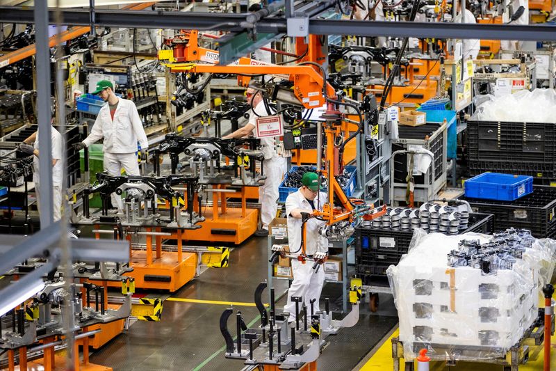 &copy; Reuters. People work at Honda's auto manufacturing plant in Alliston, Ontario, Canada April 5, 2023. REUTERS/Carlos Osorio/File Photo