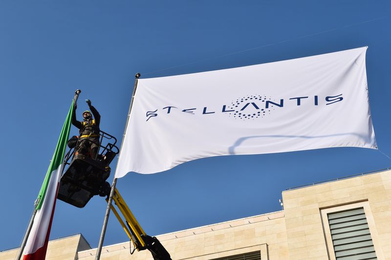 &copy; Reuters. Operai installano una bandiera con il logo di Stellantis, all'ingresso principale dello stabilimento Fca di Mirafiori a Torino, Italia, 18 gennaio 2021. REUTERS/Massimo Pinca