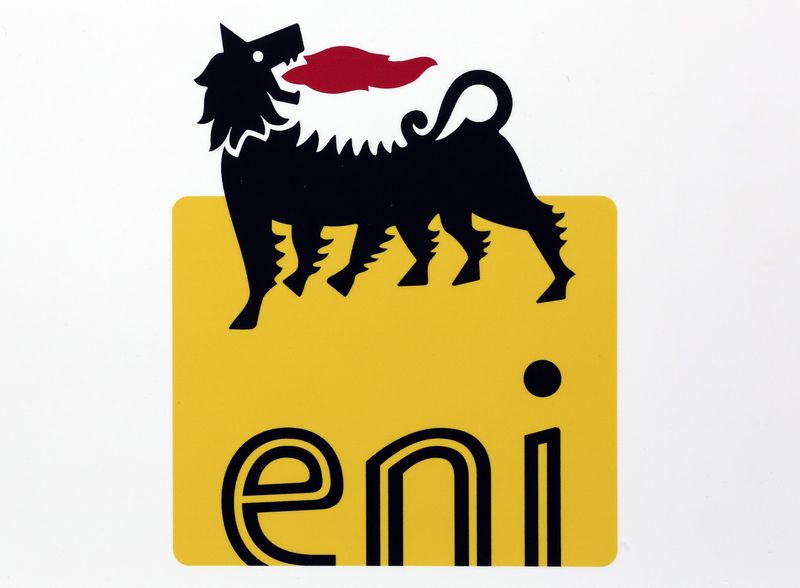 &copy; Reuters. شعار شركة إيني ببورصة ميلان في إيطاليا بصورة من أرشيف رويترز.

