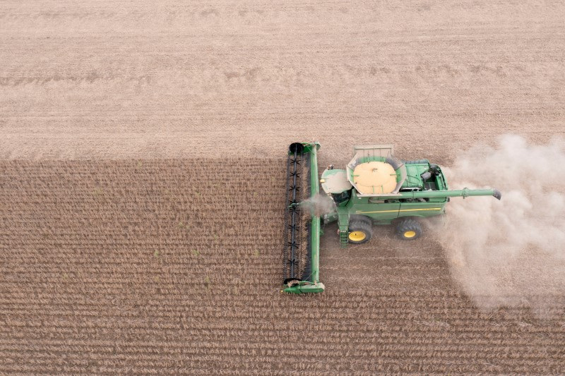 &copy; Reuters. FOTO DE ARCHIVO: Vista aérea de una segadora mientras cosecha soja en Deerfield, Ohio, Estados Unidos. 7 de octubre, 2021. Imagen tomada con un dron. REUTERS/Dane Rhys/Archivo