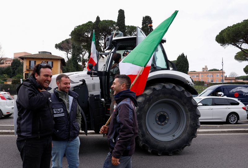 &copy; Reuters. Farmers talk in front of a tractor as they protest over price pressures, taxes and green regulation, grievances shared by farmers across Europe, in Rome, Italy, February 9, 2024. REUTERS/Remo Casilli/file photo
