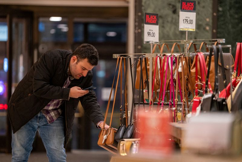 &copy; Reuters. Une personne utilise un téléphone dans un magasin à New York, États-Unis/ Photo prise le 24 novembre 2023/REUTERS/David Dee Delgado