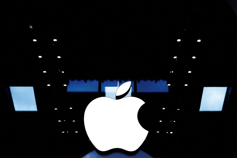 © Reuters. Logo da Apple em loja da empresa em Paris
15/07/2020 REUTERS/Gonzalo Fuentes