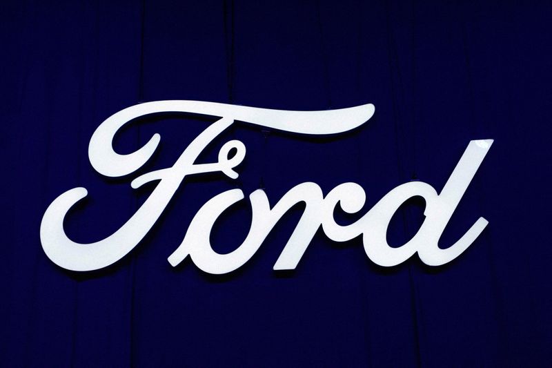&copy; Reuters. Il logo di Ford durante il New York International Auto Show, a Manhattan, New York City, Stati Uniti, 5 aprile 2023. REUTERS/David 'Dee' Delgado//File Photo