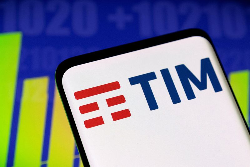 &copy; Reuters. Il logo di Telecom Italia (Tim) e il grafico delle azioni, 3 maggio 2022. REUTERS/Dado Ruvic