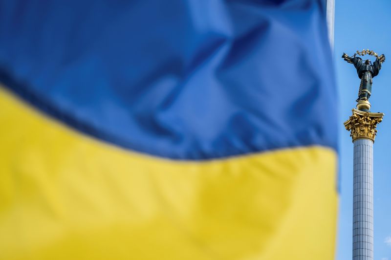 &copy; Reuters. 主要７カ国（Ｇ７）首脳は、ロシアによるウクライナ侵攻から２年が経過する２月２４日に首脳会議（サミット）をテレビ会議形式で開催する。写真はウクライナ国旗。２０２２年５月撮影