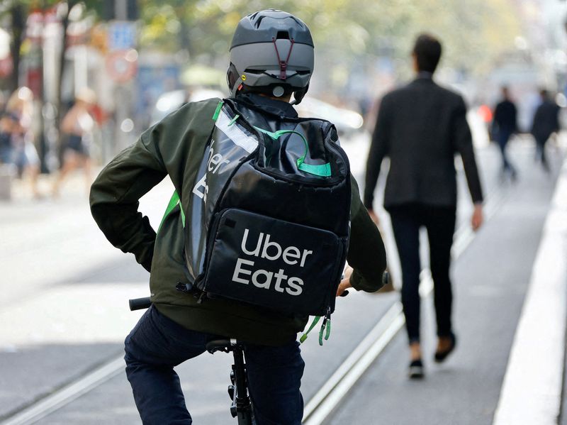 &copy; Reuters. FILE PHOTO: A delivery worker with a backpack of Uber Eats rides a bike in Nice, France, October 25, 2022.  REUTERS/Eric Gaillard/File Photo
