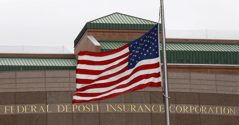 © Reuters. FILE PHOTO: A view of the Federal Deposit Insurance Corporation building in Arlington, Virginia, October 25, 2010. REUTERS/Jim Young