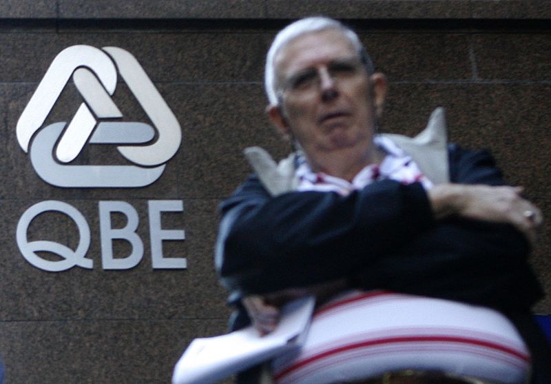 © Reuters. FILE PHOTO: A man waits in front of a QBE Insurance Group headquarters in central Sydney May 19, 2008. REUTERS/Daniel Munoz/File Photo