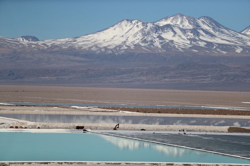 &copy; Reuters. FILE PHOTO: A view of brine pools of a lithium mine on the Atacama Salt Flat in the Atacama Desert, Chile August 16, 2018.  REUTERS/Ivan Alvarado/File Photo
