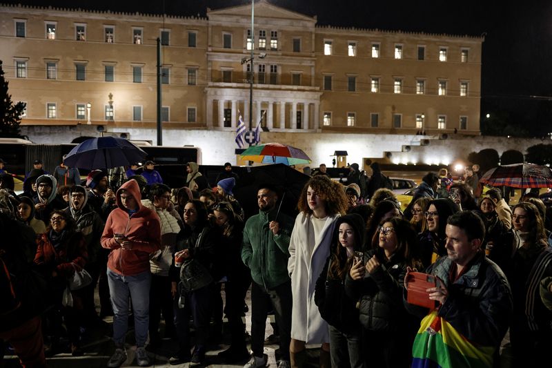 &copy; Reuters. Activistas LGBTQ+ y simpatizantes se reúnen frente al parlamento griego, antes de la votación sobre el proyecto de ley que legaliza el matrimonio civil entre personas del mismo sexo, en Atenas, Grecia, 15 de febrero de 2024.  REUTERS/Louisa Gouliamaki