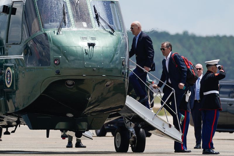 © Reuters. FILE PHOTO: U.S. President Joe Biden boards Marine One with his son Hunter Biden en route to Camp David, from Joint Base Andrews, Maryland, U.S. June 24, 2023. REUTERS/Elizabeth Frantz
