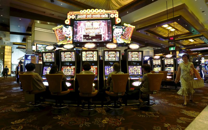 &copy; Reuters. FILE PHOTO: Visitors to Sydney's Star Casino play electronic slot machines, February 15, 2016. REUTERS/Jason Reed/File Photo