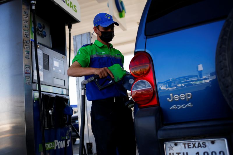 &copy; Reuters. 　２月１５日、原油先物価格はほぼ横ばい。不透明な需要見通しが重しとなっている。写真はメキシコのシウダー・フアレスにあるガソリンスタンドで２０２２年４月撮影（２０２４　ロイ