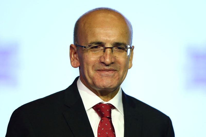 &copy; Reuters. وزير المالية التركي محمد شيمشك خلال  الجمعية العمومية لجمعية البنوك التركية في إسطنبول يوم 17 أغسطس آب 2023. تصوير: مراد سيزار - رويترز.