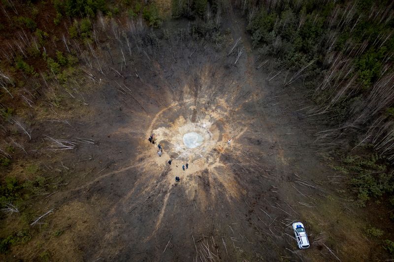 &copy; Reuters. People stand around a crater crated by a Russian missile strike, amid Russia’s attack on Ukraine, in the village of Buda-Babynetska, outside Bucha, near Kyiv, Ukraine February 15, 2024. REUTERS/Thomas Peter/File Photo