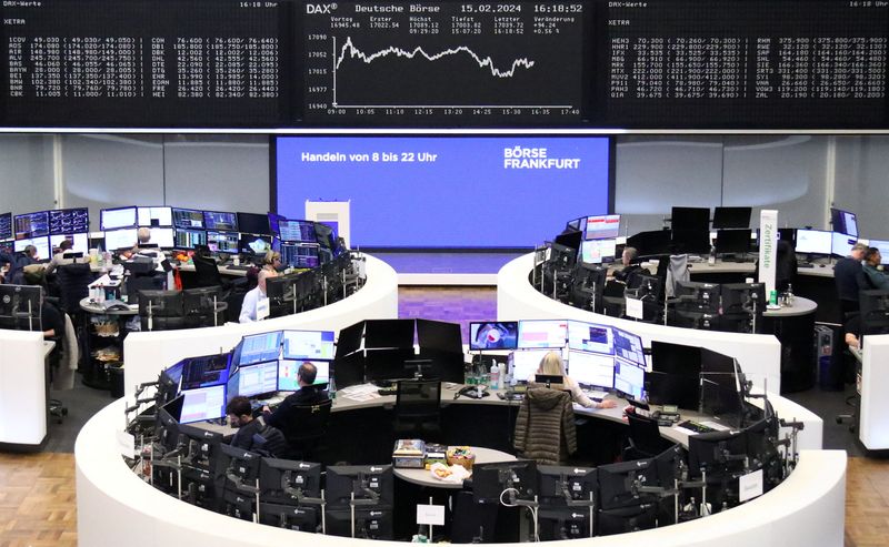 &copy; Reuters. لوحة إلكترونية تعرض بيانات مؤشر داكس الألماني في بورصة فرانكفورت يوم الخميس. تصوير: رويترز.