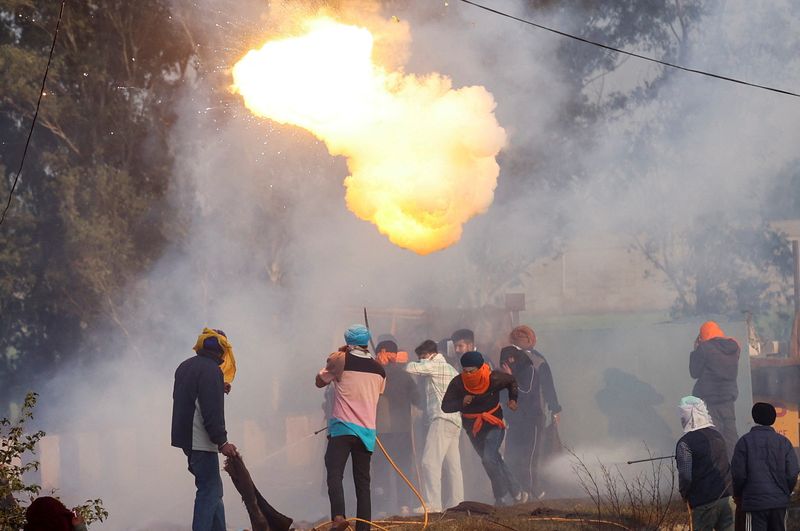 &copy; Reuters. Agricultores protestam por melhores preços agrícolas em meio a gás lacrimogêneo lançado pela polícia na divisa entre os Estados de Punjab e Haryana, na Índia
14/02/2024 REUTERS/Anushree Fadnavis