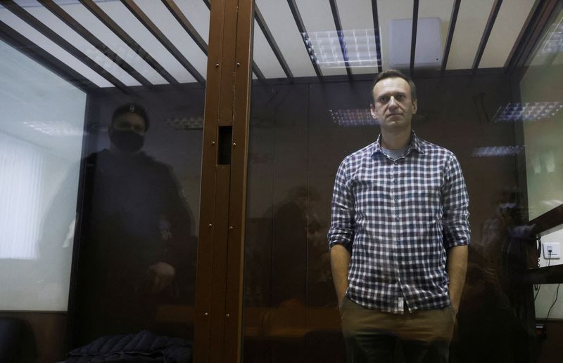 &copy; Reuters. FOTO DE ARCHIVO: El líder de la oposición rusa Alexei Navalny asiste a una audiencia para considerar una apelación contra una decisión judicial anterior para cambiar su sentencia suspendida a una pena de prisión real, en Moscú, Rusia. 20 de febrero 