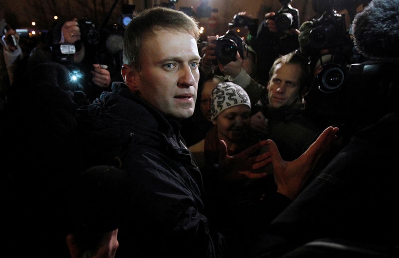 &copy; Reuters. Il blogger anti-corruzione Alexei Navalny parla con i giornalisti mentre lascia una stazione di polizia il giorno del suo rilascio a Mosca, 21 dicembre 2011. Navalny è stato arrestato durante una protesta dell'opposizione a Mosca il 5 dicembre. REUTERS/D
