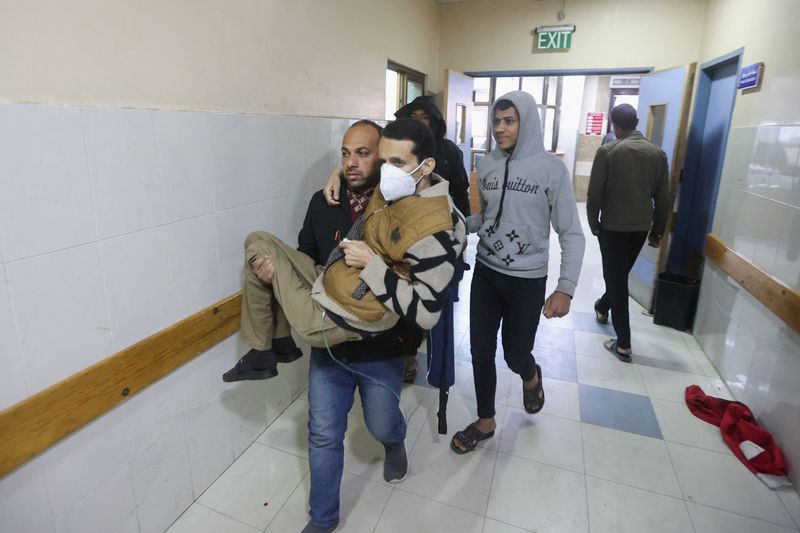 &copy; Reuters. FOTO DE ARCHIVO-Un palestino herido en un ataque israelí es trasladado al hospital Nasser, en Jan Yunis, en el sur de la Franja de Gaza. 22 de enero de 2024. REUTERS/Ahmed Zakot