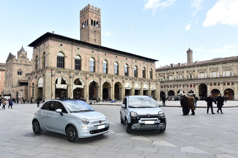 &copy; Reuters. FILE PHOTO: New Fiat Panda and Fiat 500 mild-hybrid cars are seen in piazza Maggiore, in Bologna, Italy, February 4, 2020. REUTERS/Flavio Lo Scalzo//File Photo