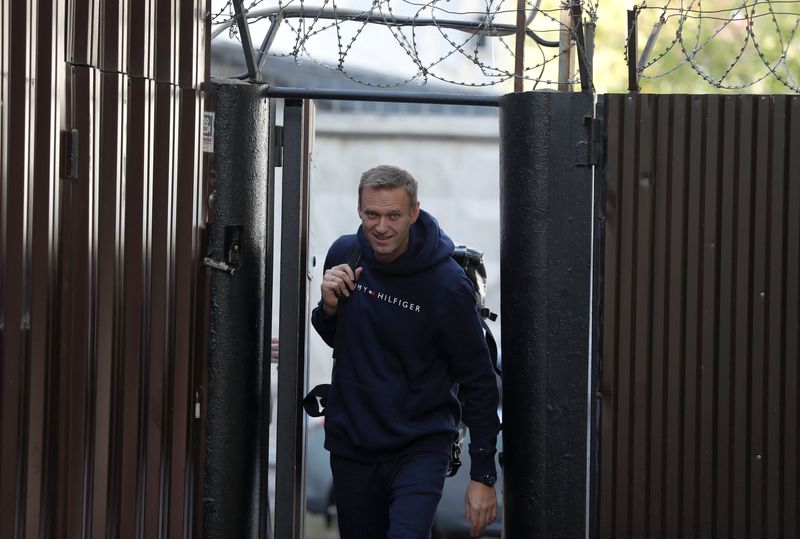 &copy; Reuters. المعارض الروسي البارز أليكسي نافالني لدى خروجه من مركز اعتقال في موسكو. صورة من أرشيف رويترز.