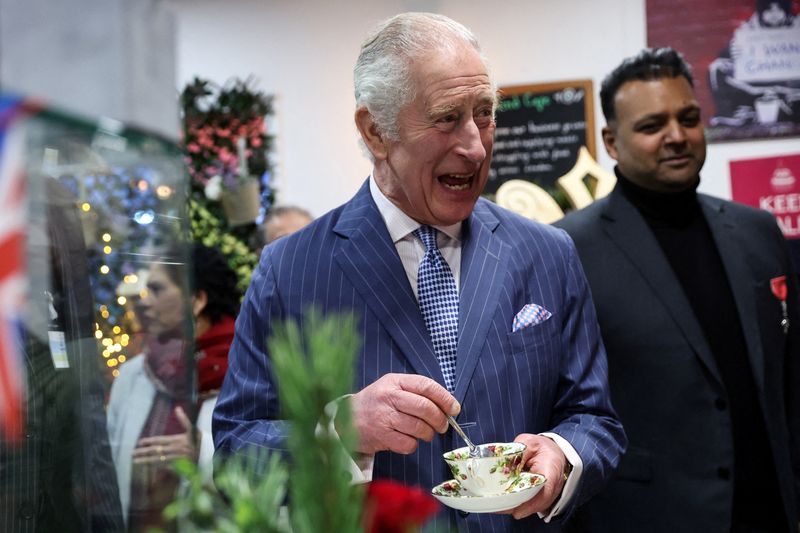 &copy; Reuters. FOTO ARCHIVO: El rey Carlos de Inglaterra reacciona mientras habla con voluntarios y miembros del personal mientras toma una taza de té durante una visita a las instalaciones de la Cocina Comunitaria de Londres, en Harrow, Gran Londres, Reino Unido. 15 d