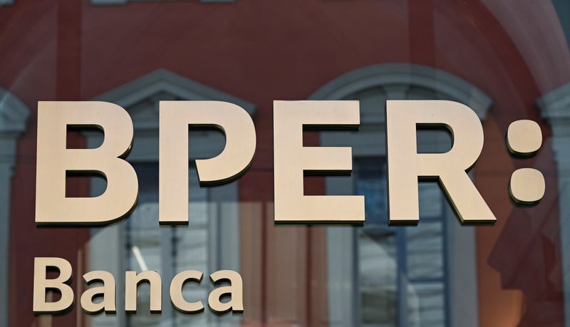 &copy; Reuters. Il logo di Bper Banca è raffigurato all'esterno di una filiale, Milano, 10 giugno 2022. REUTERS/Flavio Lo Scalzo