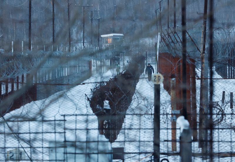 &copy; Reuters. FOTO DE ARCHIVO: Un miembro del Servicio Penitenciario Federal camina por la colonia penal IK-3, donde cumple condena el político opositor ruso Alexei Navalny, en el asentamiento de Kharp, en la región de Yamal-Nenets, Rusia. 29 de diciembre de 2023. RE