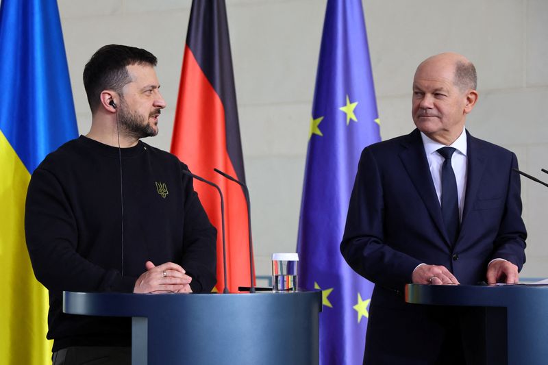 &copy; Reuters. المستشار الألماني أولاف شولتس والرئيس الأوكراني فولوديمير زيلينسكي خلال مؤتمر صحفي في برلين يوم الجمعة. تصوير: فابريتسيو بنش - رويترز.
